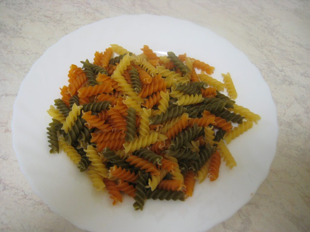 Pasta de verduras para la ensalada.