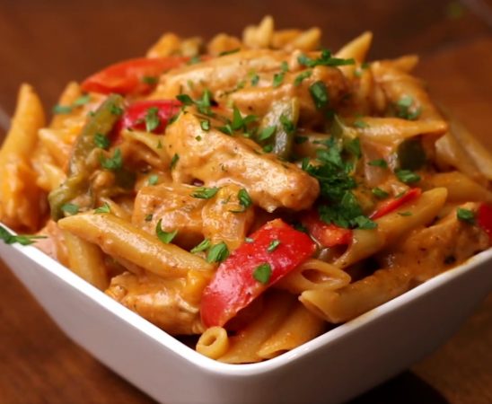 Fajitas de pollo con pasta.