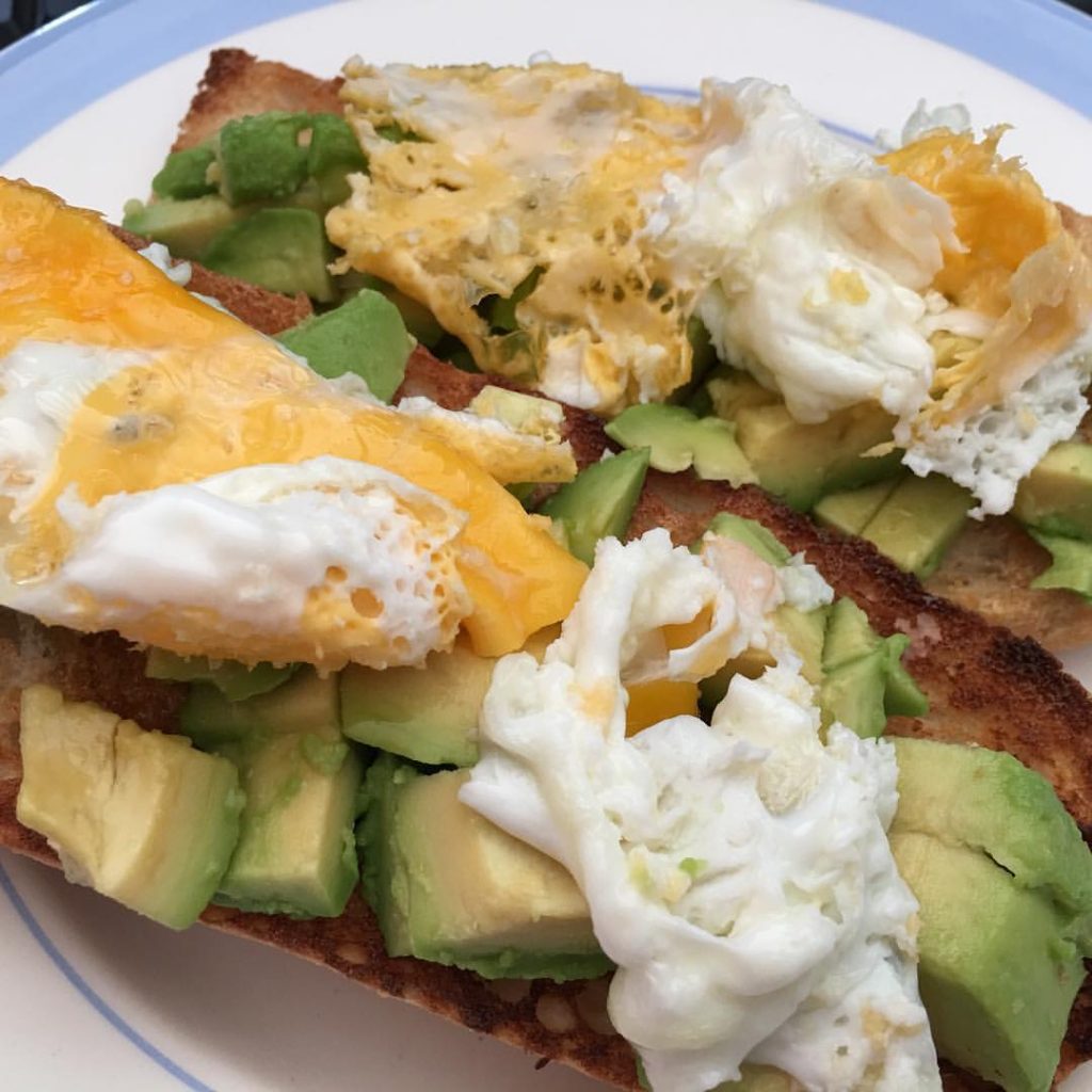 Desayuno aguacate huevo miel tostada